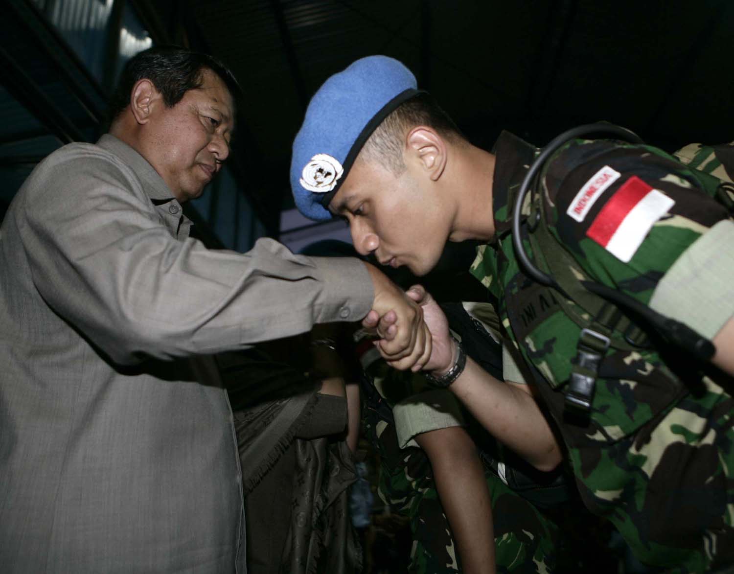 Tradisi Mencium Tangan Kyai merupakan bagian dari sunnah | Tempat ...