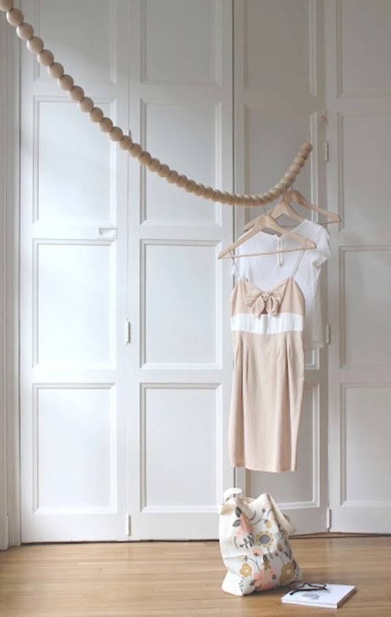 Perchero con bolas de madera