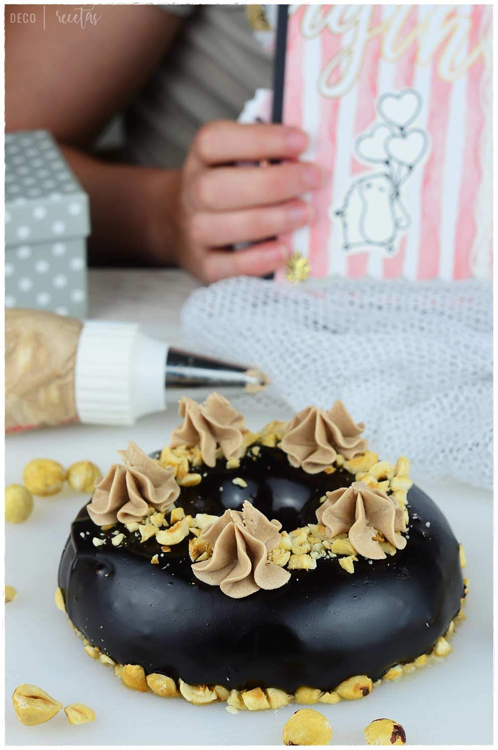 Tarta mousse de praliné con cobertura espejo de chocolate DECORECETAS