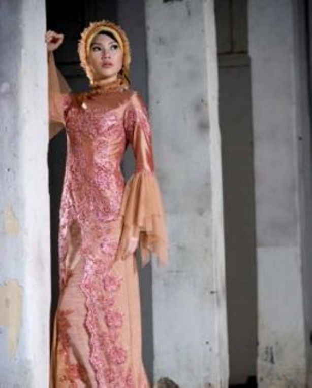 contoh desain model kebaya muslim modern terbaru wanita 