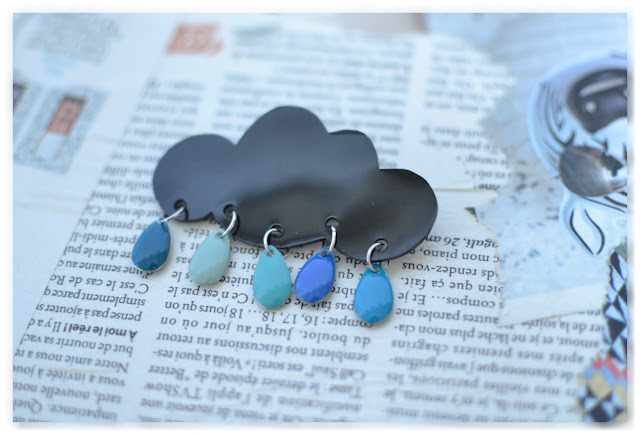 Broche nuage noir et gouttes bleues