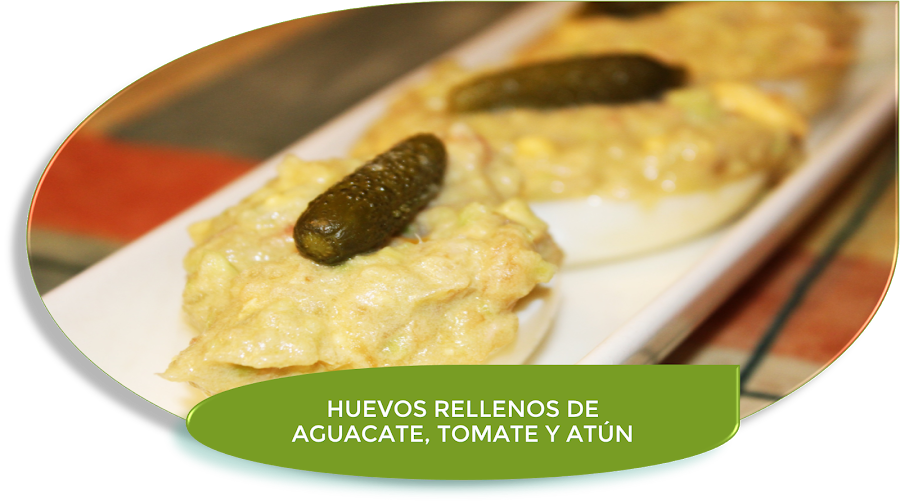 HUEVOS RELLENOS DE AGUACATE, TOMATE Y ATÚN