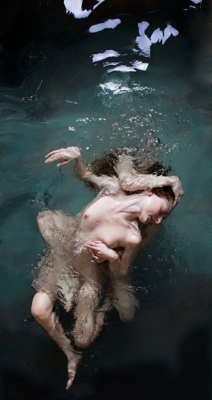 Ramona Zordini fotografia pessoas nuas peladas flutuando na água