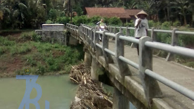 Lagi lagi kondisi jembatan memprihatinkan, dan membahayakan warga setempat