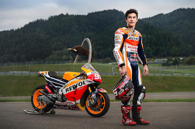 Biografi Marc Marquez Biografi Marc Marquez Biodata Nama : Marc Marquez Alenta Kebangsaan : Spanyol Lahir : Cervera, Spanyol, 17 Februari 1993 Tim : Repsol Honda No motor : 93 Saudara : Alex Marquez Biografi Bagi penggemar MotoGP di Indonesia pasti sudah tidak asing lagi dengan Marc Marquez. Yang disebut-sebutkan akan menjadi penerus Valentino Rossi. Bagi yang tidak tahu siapa itu Marc Marquez, berikut ini adalah profil dan biografi dari seorang pembalap muda MotoGP, Marc Marquez. Marc Márquez Alenta yang lahir pada tanggal 17 Februari 1993 di Cervera, Lleida, Spanyol adalah seorang pembalap MotoGP, dan merupakan pembalap juara dunia kelas 125cc pada tahun 2010 dan kelas Moto2 pada tahun 2012. Marc Marquez awal kariernya ikut serta pada kejuaraan pada tanggal 13 April 2008 kelas 125cc, di GP Portugal 2008 pada umurnya yang 15 tahun 56 hari. Marc Marquez merupakan salah satu pembalap termuda spanyol yang berhasil merebut posisi pole dan podium di ajang kejuaraan MotoGP. Marc Marquez mendapatkan podium pertama kalinya pada tanggal 22 Juni 2008 di GP Inggris 2008 pada umurnya yang ke 15 tahun 127 hari. Pada 2009, menjadi pembalap pabrikan KTM dan di GP Perancis 2009, dan berhasil meraih posisi