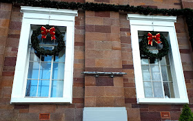 Joulukranssi, ikkunat, havukoriste