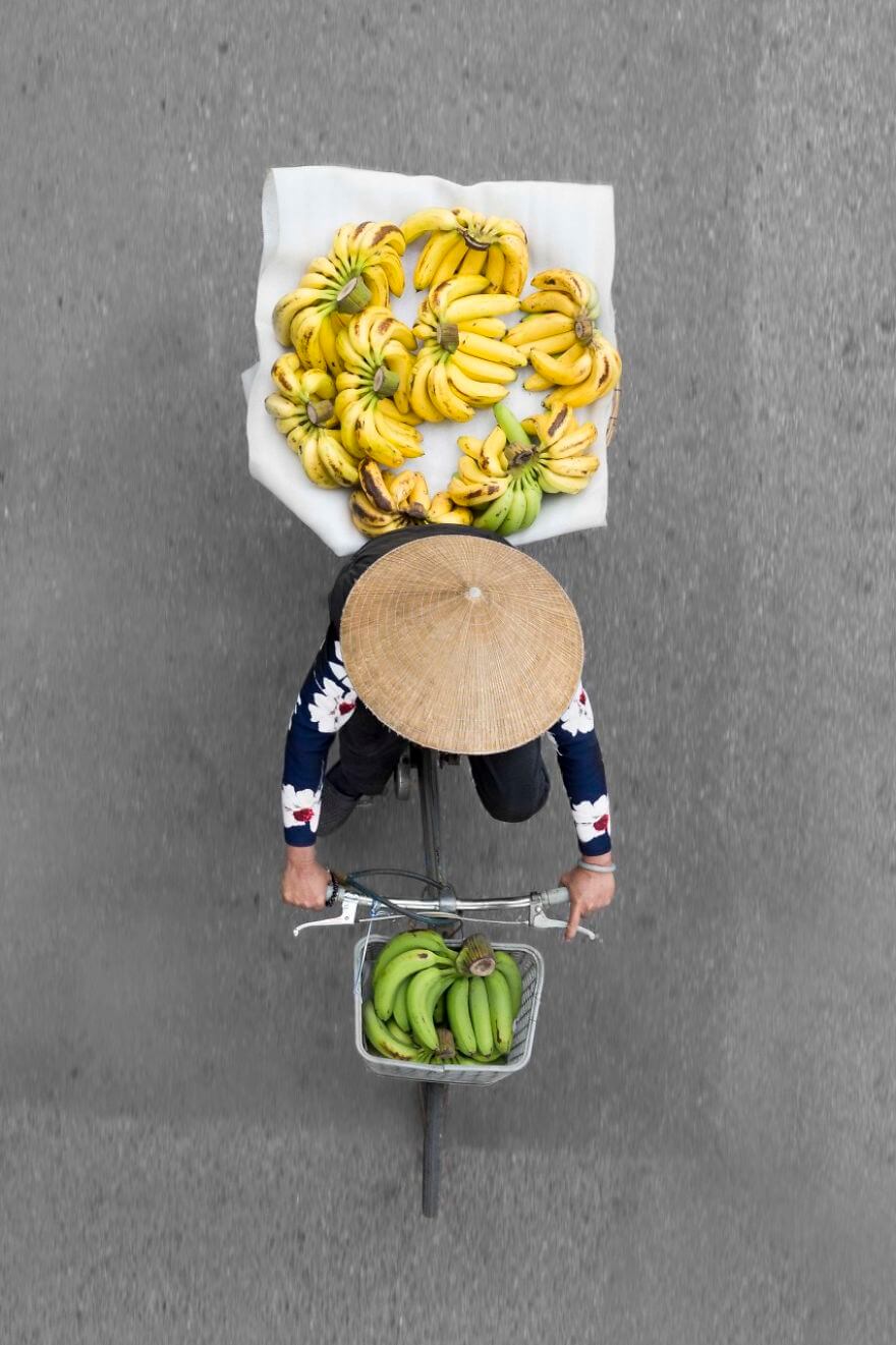 Photographer Spends Hours On Bridges And Balconies And Shoots Impressive Photos That Capture Street Vendors From Above