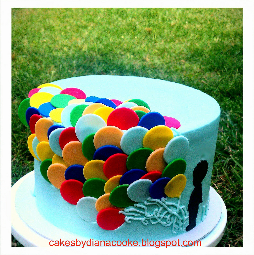 Сделать торт из шаров. Украшение торта шариками. Торт с шарами. Детский торт с шариками. Торт украшенный шариками.
