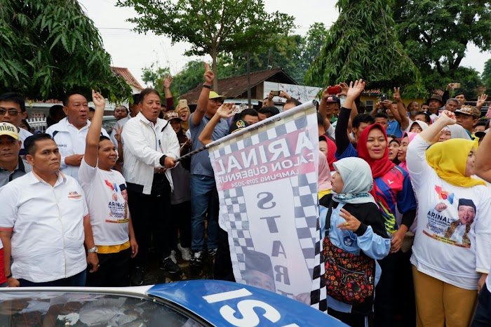 Arinal Lepas Peserta Jalan Sehat Di Stadion Sakung Kota Bumi