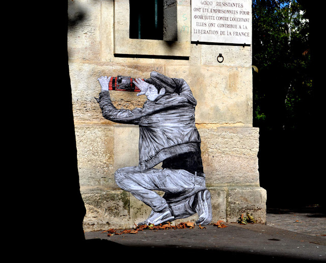 Constantly busy on the streets of Paris, Levalet is back with a brand new artwork which is entitled "Liberation".