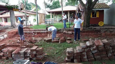 Bizzarri, da Bizzarri Pedras, trabalhando, fazendo um acerto de terra onde vamos fazer o calçamento de pedra folheta e a escada de pedra folheta.