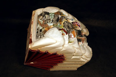 Escultura hecha con libro.