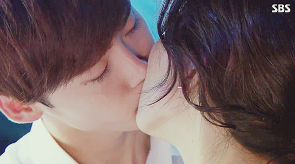 Soo Ha (Lee Jong Suk) trao đàn chị nụ hôn đẫm nước mắt 1