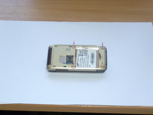 Как открыть телефон Самсунг кнопочный заднюю крышку