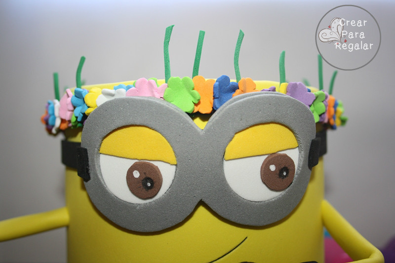 corona flores goma eva minion