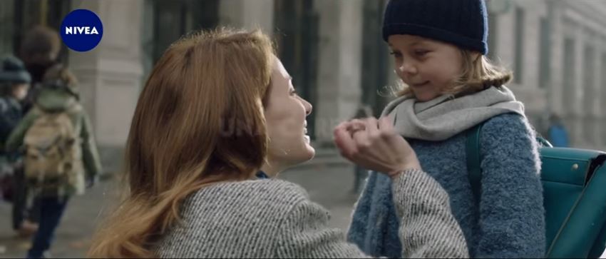 Modella Nivea pubblicità regala un gesto d’amore con Foto - Testimonial Spot Pubblicitario 2017