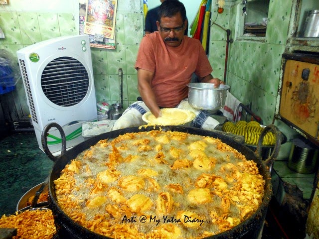 Piping hot breakfast of Pune, Vada Pav's being fried at Garden vada pav jaunt in Pune camp, Maharashtra
