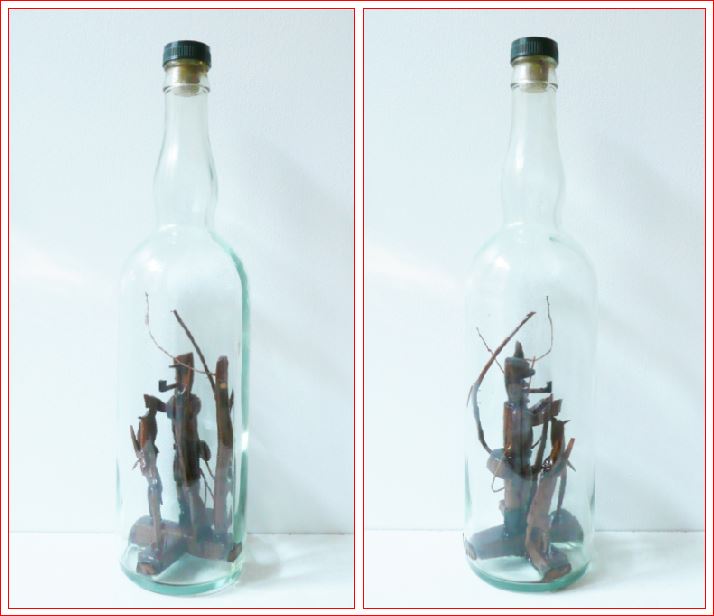 vieux outils et art populaire miniature en bouteille
