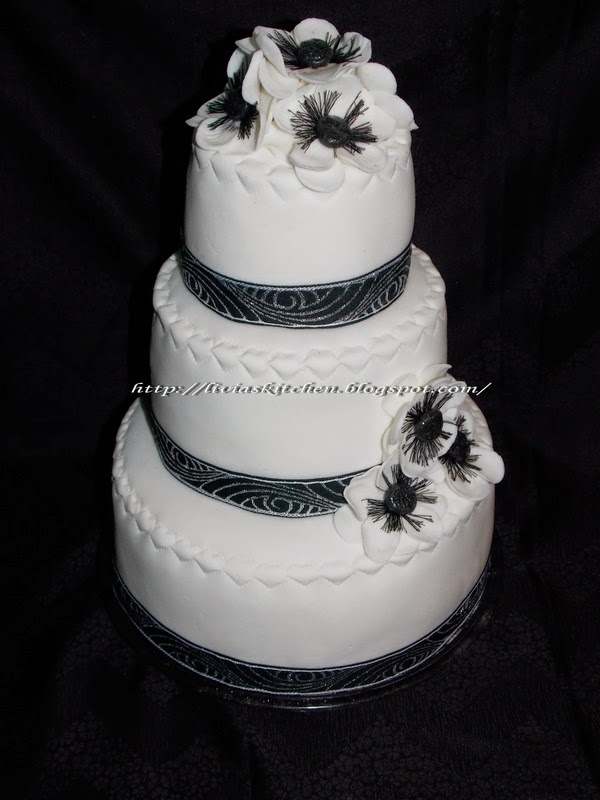 Tort alb negru cu anemone