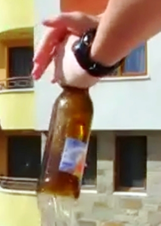 Cara Menjebol dasar botol dengan tapak tangan