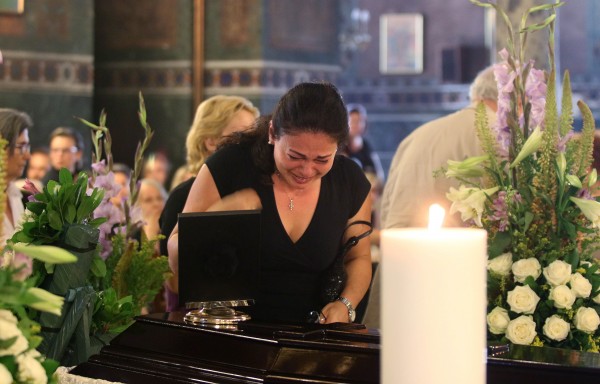 Τραγική φιγούρα στην κηδεία της κόρης του ο Στέλιος Παπαθεμελής.