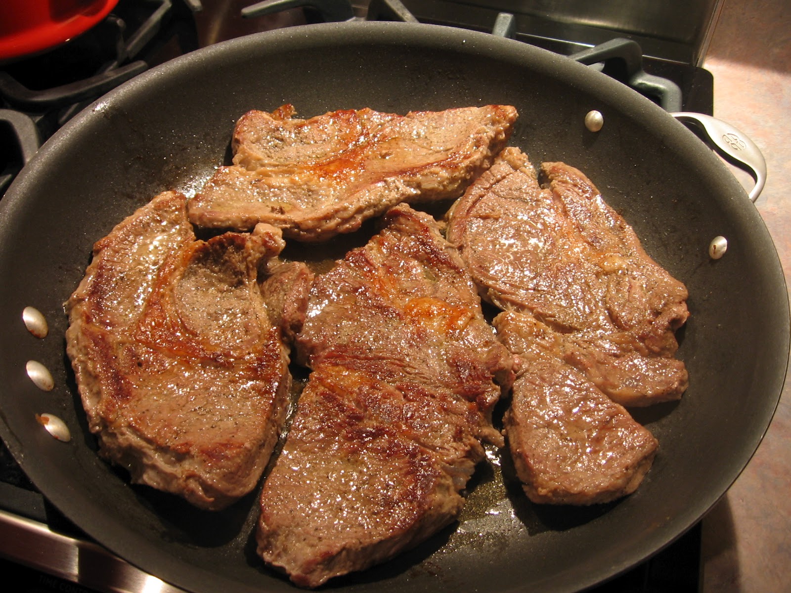 Вкусное нежное мясо. Жареное мясо на сковороде. Кусок жареного мяса. Свинина жареная кусочками. Обжаривание мяса.