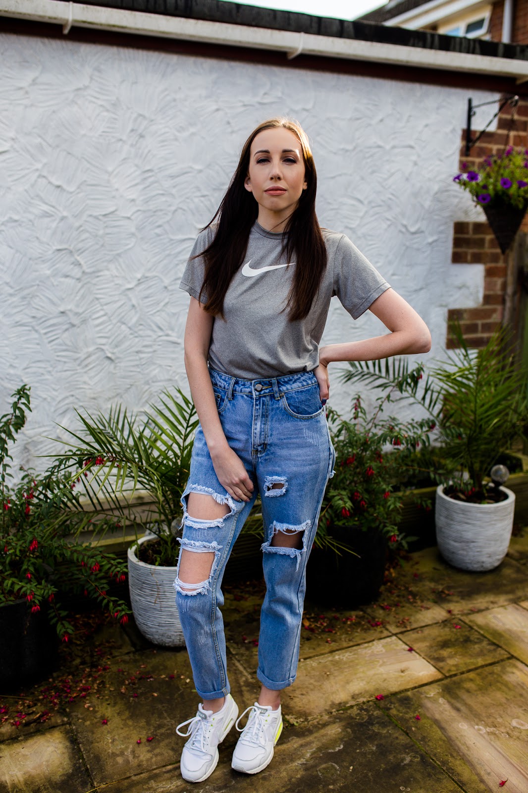 90s ripped jeans outfits