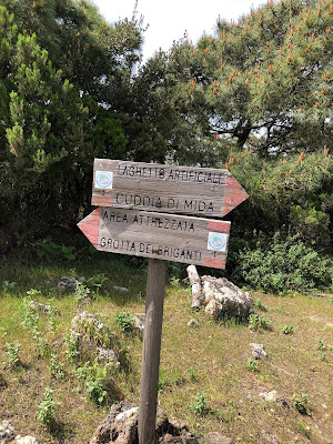 Signage on the trail to the top of Montagna Grande.