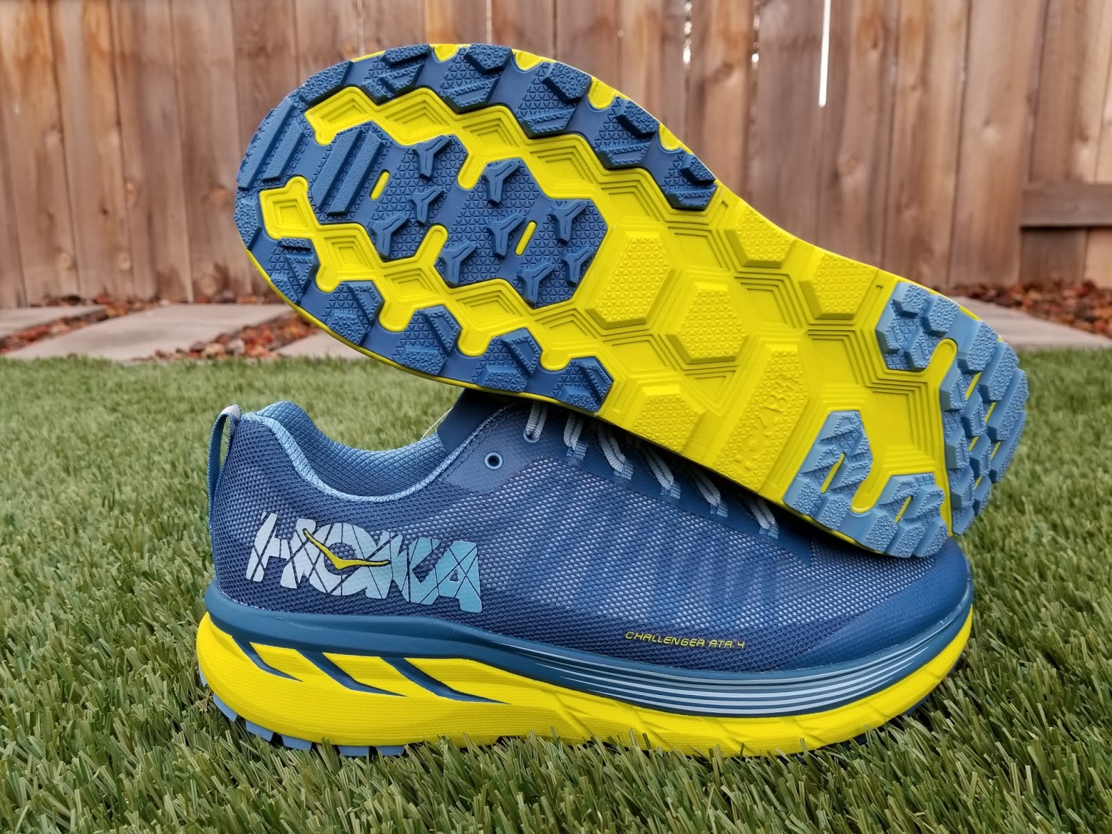 очистка кроссовок. отбеливатель для подошвы кроссовок. пожелтела подошва. подошва кроссовок. подошва кроссовок пожелтела.