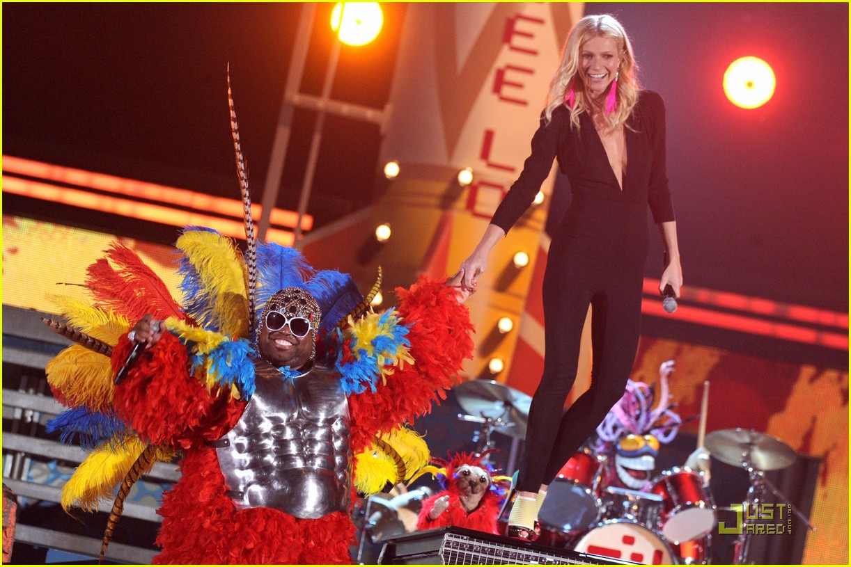 http://2.bp.blogspot.com/-FT2RTBhpSRA/TVmTlw6f-6I/AAAAAAAACBM/-SkbLM0Q5l8/s1600/gwyneth-paltrow-cee-lo-green-grammys-07.jpg