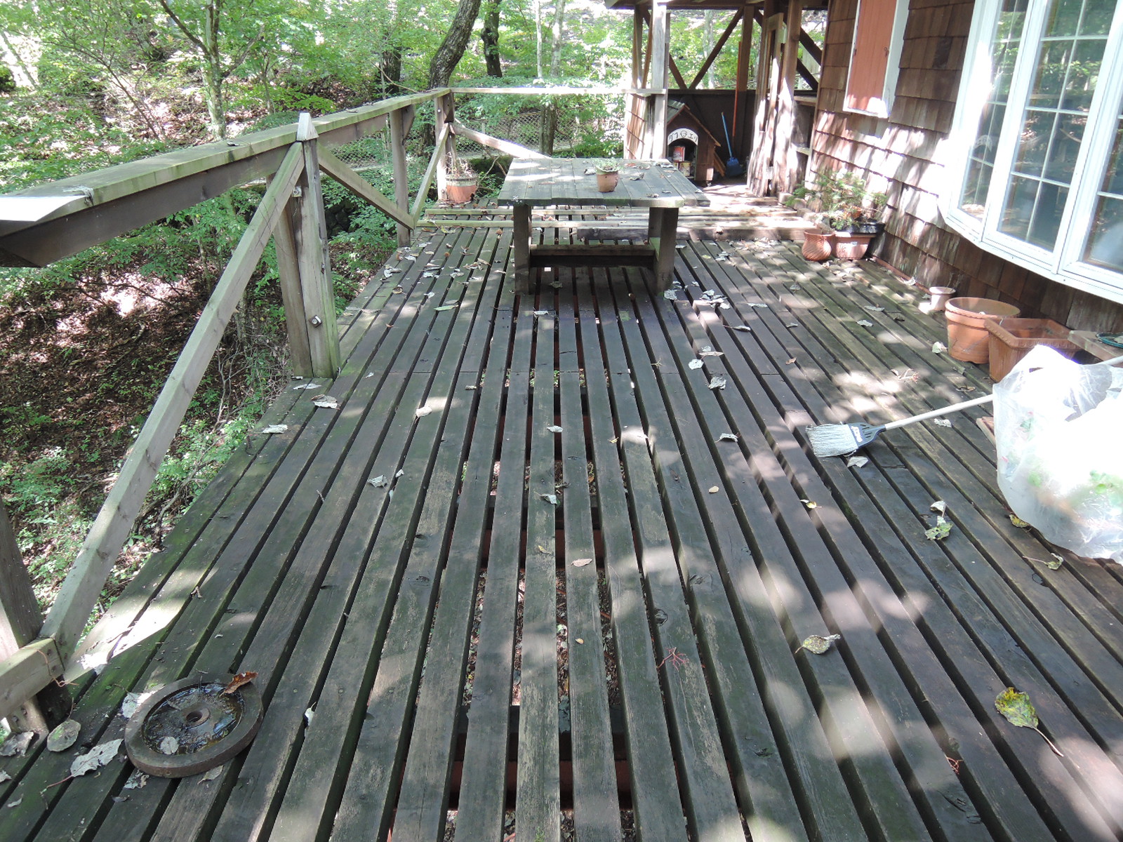 ウッドデッキとおしゃれな小屋とガレージハウス 軽井沢 旧軽井沢上の別荘地でウッドデッキの修理