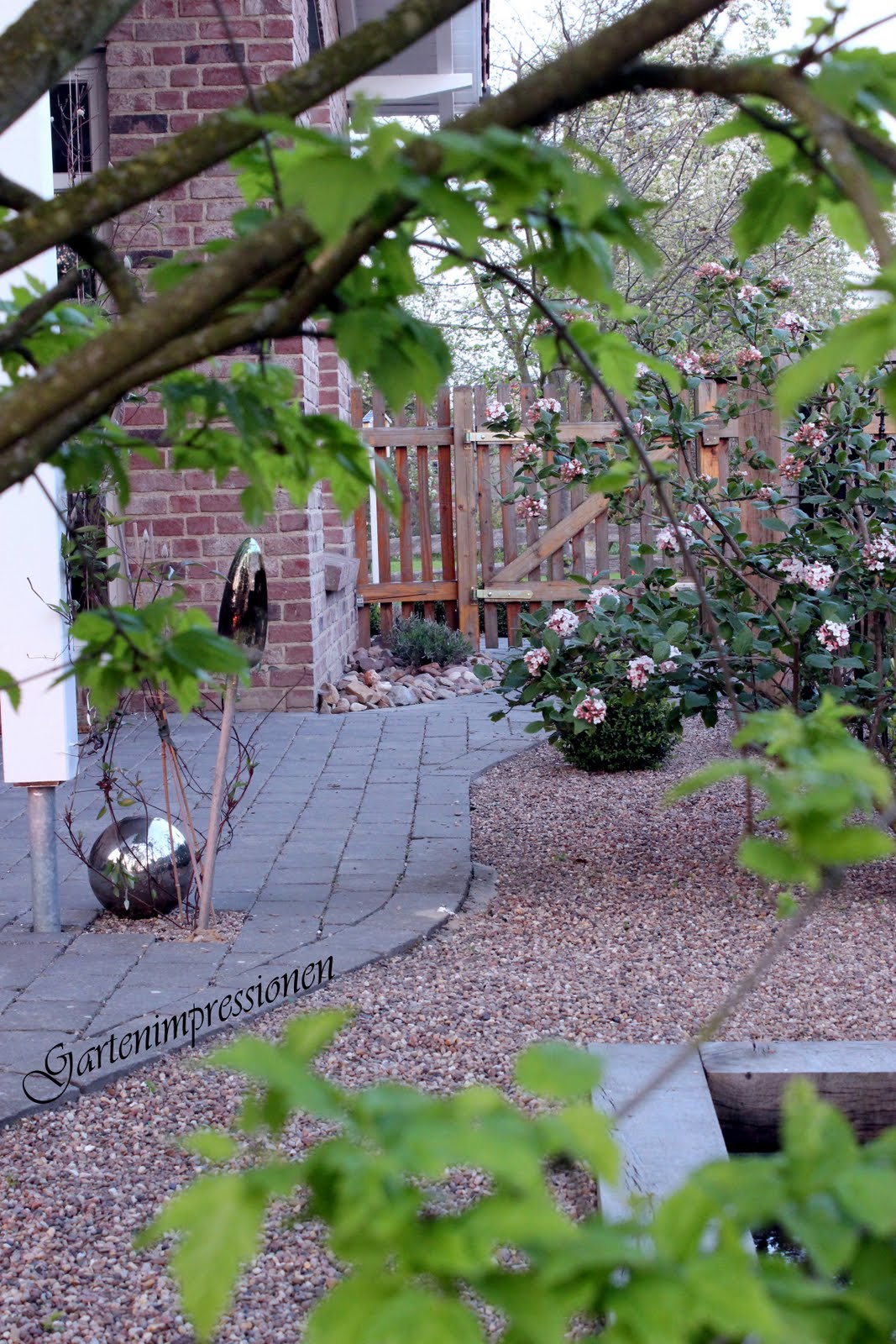 INNENANSICHTEN: Hinterm Gartenzaun...