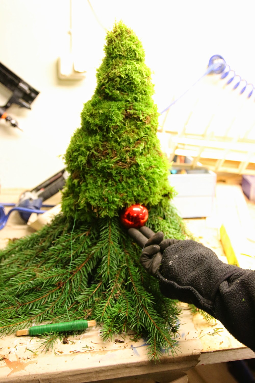 гном из еловых веток на улице. гном из веток елки. гном из лапника своими руками. гном из еловых веток на улице. елка из еловых веток.