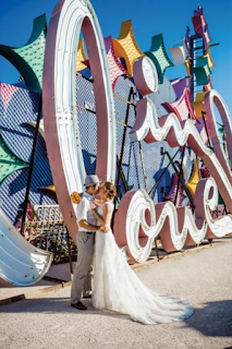 Photos de mariage à Las Vegas Neon Museum blog mariage www.unjourmonprinceviendra26.com