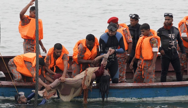 Kantong Jenazah Mulai `Banjiri` RS Bhayangkara, Polisi Bangun Tenda Untuk Tampung Mayat Kantong Jenazah Mulai `Banjiri` RS Bhayangkara, Polisi Bangun Tenda Untuk Tampung Mayat