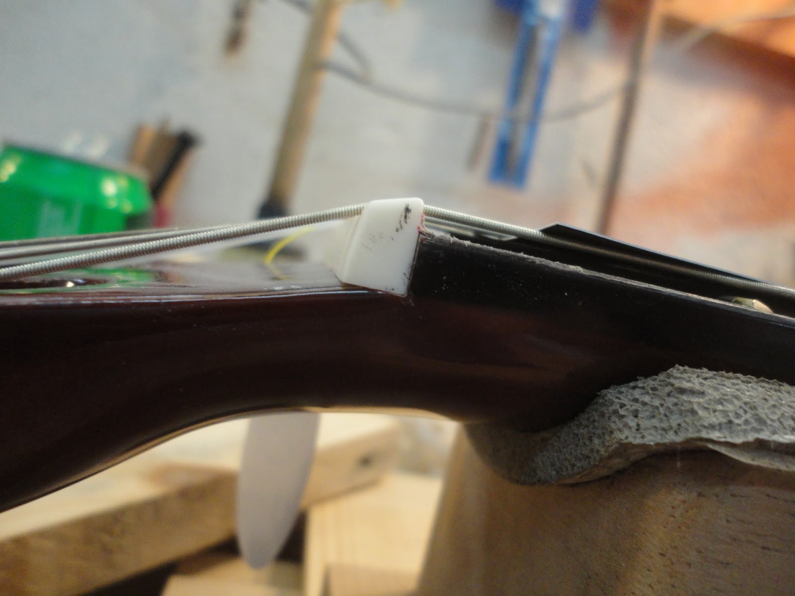 Guitarras Artesanas de Maya: Ajuste de una guitarra barata