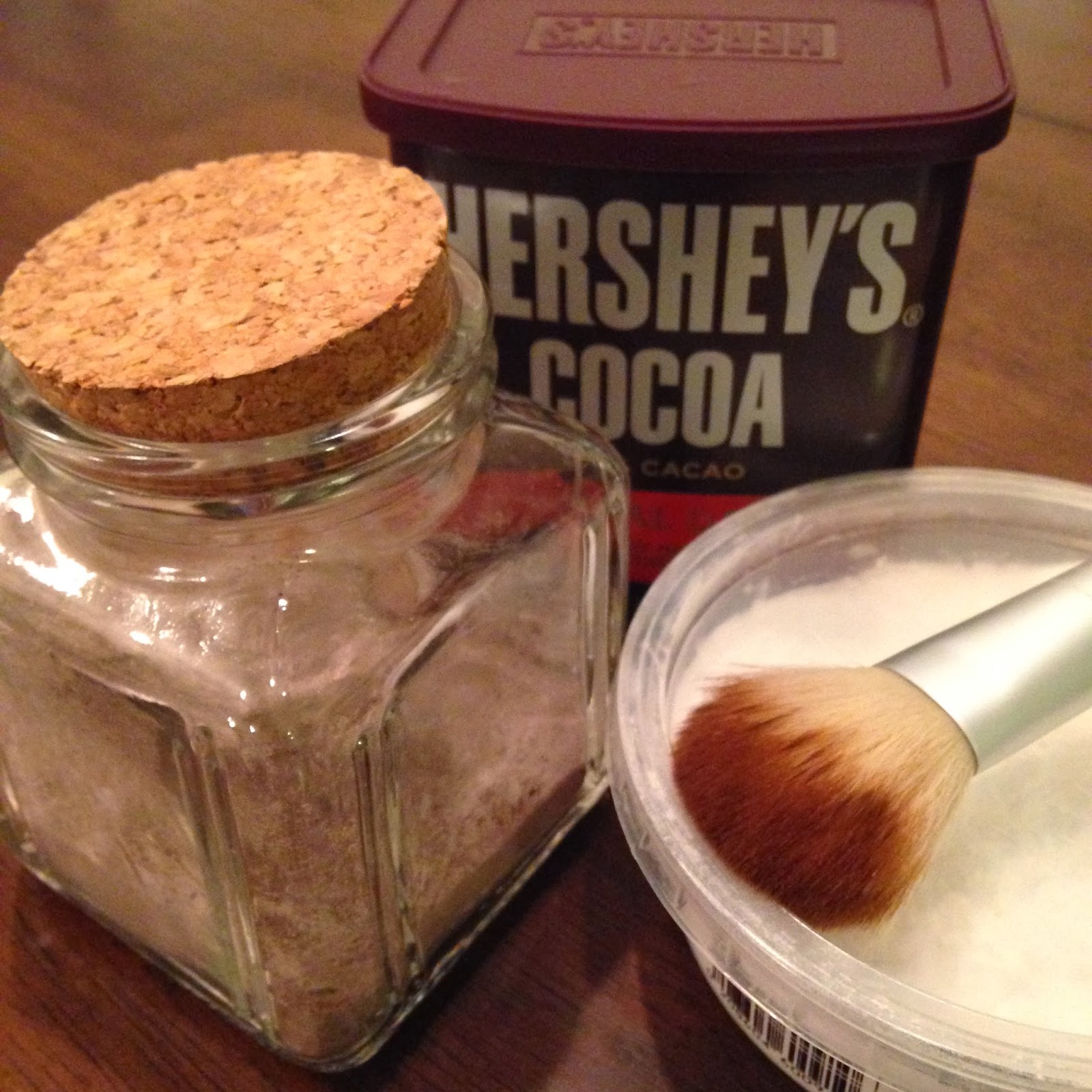 Super easy DIY dry shampoo for brunettes | Lindsay Eryn DIY dry shampoo for brunettes made with chocolate