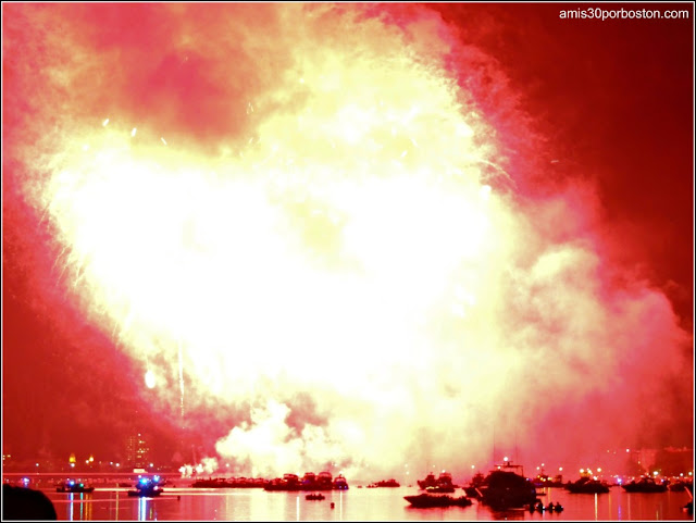 Día de la Independencia 2015 en Boston: Fuegos Artificiales en el Río Charles
