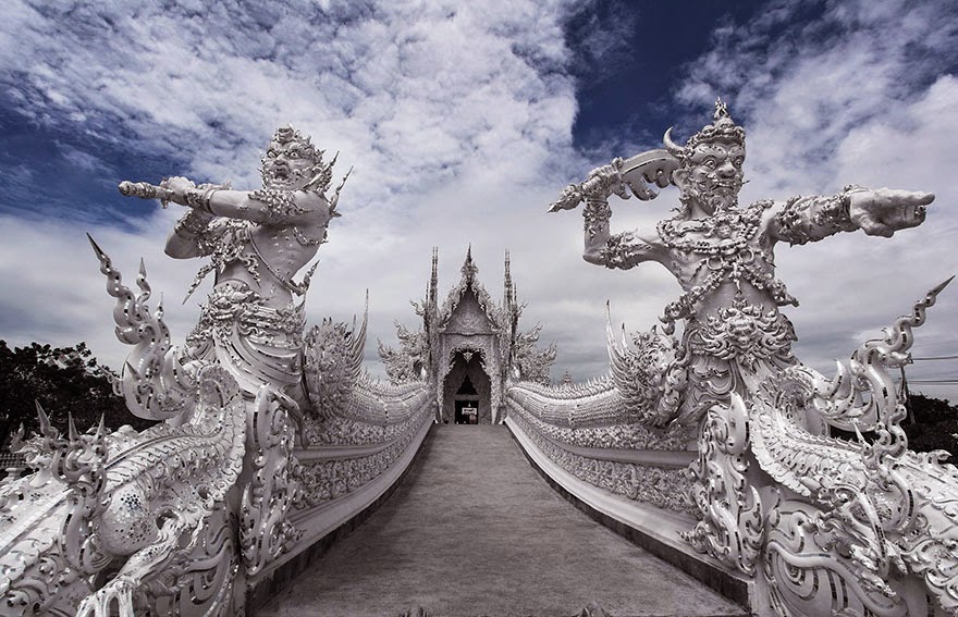 Thailand's White Temple Looks Like it Came Down From Heaven