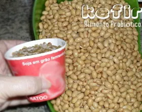 Misturar o natto comercial com a soja cozidinha