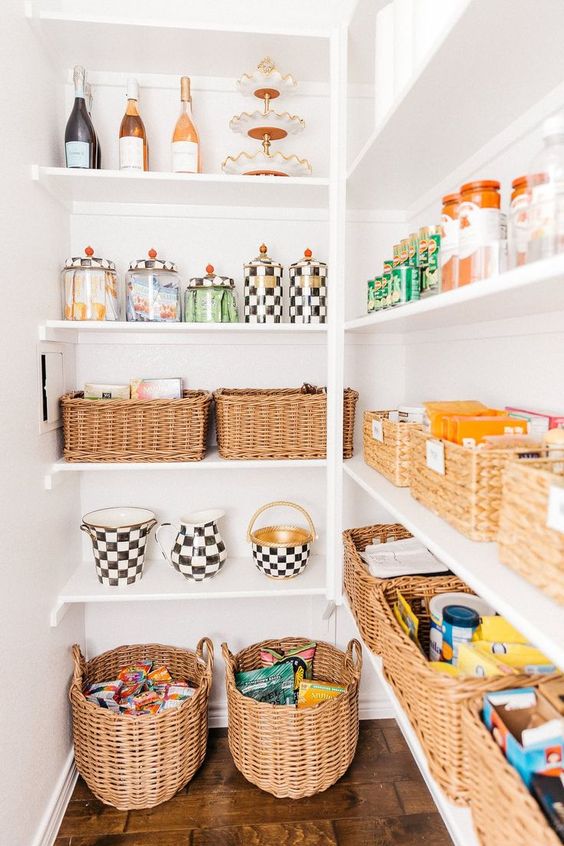 How To Organize Your Pantry Using Mason Jars / Home Decor & Weddings