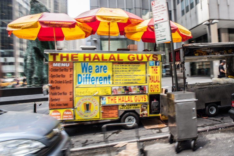 Kisah Penjual Hotdog Halal di New York yang Kini Mendunia Kisah Penjual Hotdog Halal di New York yang Kini Mendunia