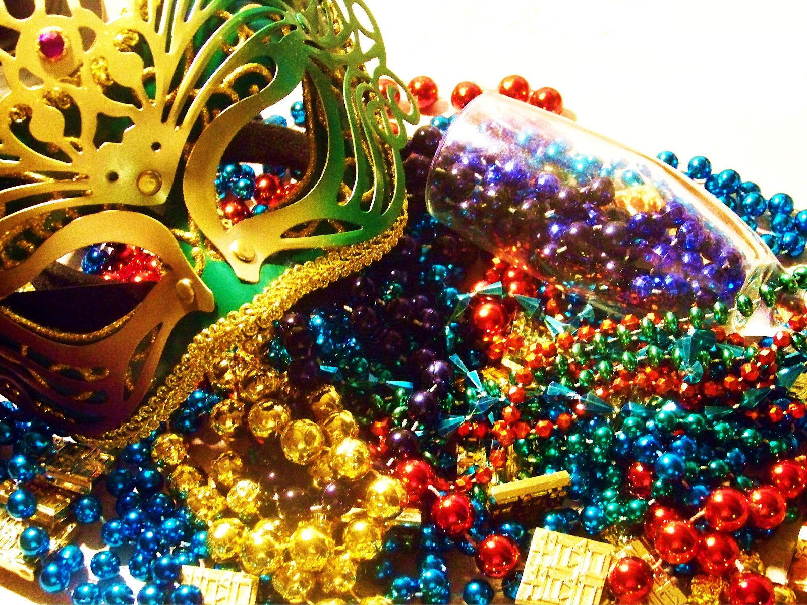picturespool-mardi-gras-parade-fat-tuesday-masquerade-mask