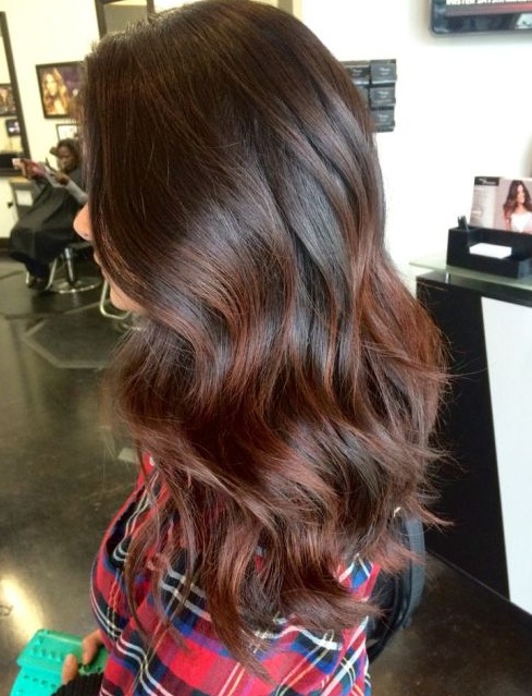 Destaca marrón oscuro del cabello y balayage complementa maravillosamente, como lo demuestra esta selección de color de pelo precioso.