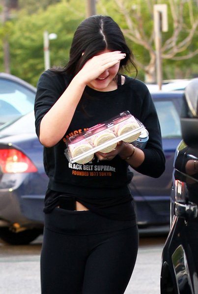 LovelyStars: 1/30/2012 Kendall and Kylie Jenner Shy In Calabasas