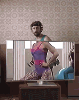 Lustige Gymnastik Bilder - Mann macht Sport mit Fernsehen und Bier Lustige Gymnastik Bilder - Mann macht Sport mit Fernsehen und Bier