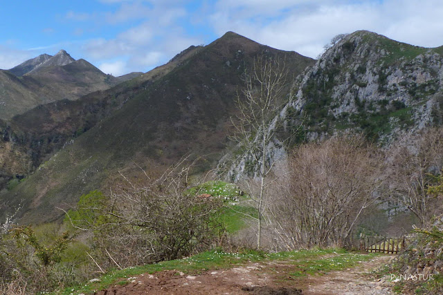 Cerro Tebrandi y Niaño al fondo - Piloña - Asturias Cerro Tebrandi y Niaño al fondo - Piloña - Asturias