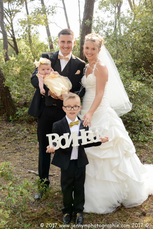 photo portrait famille avec mariés et enfants mot bonheur