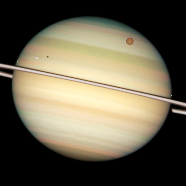 Quadruple Saturn moon transit snapped by Hubble's WFPC2
