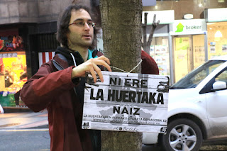 Activistas de La Huertaka colocan un cartel Activistas de La Huertaka colocan un cartel